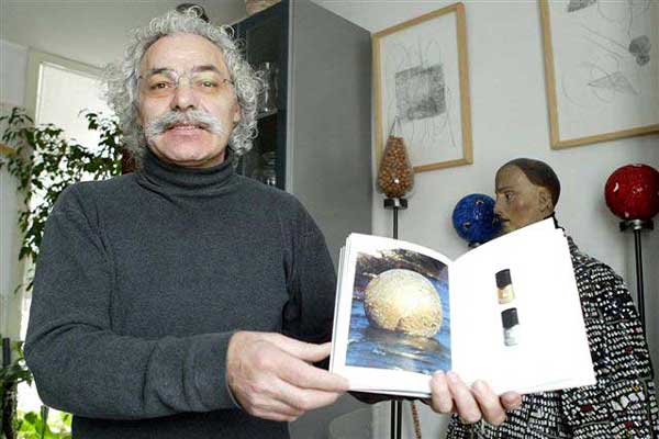 Felice Nittolo con il catalogo Lancôme che riproduce una sua opera
